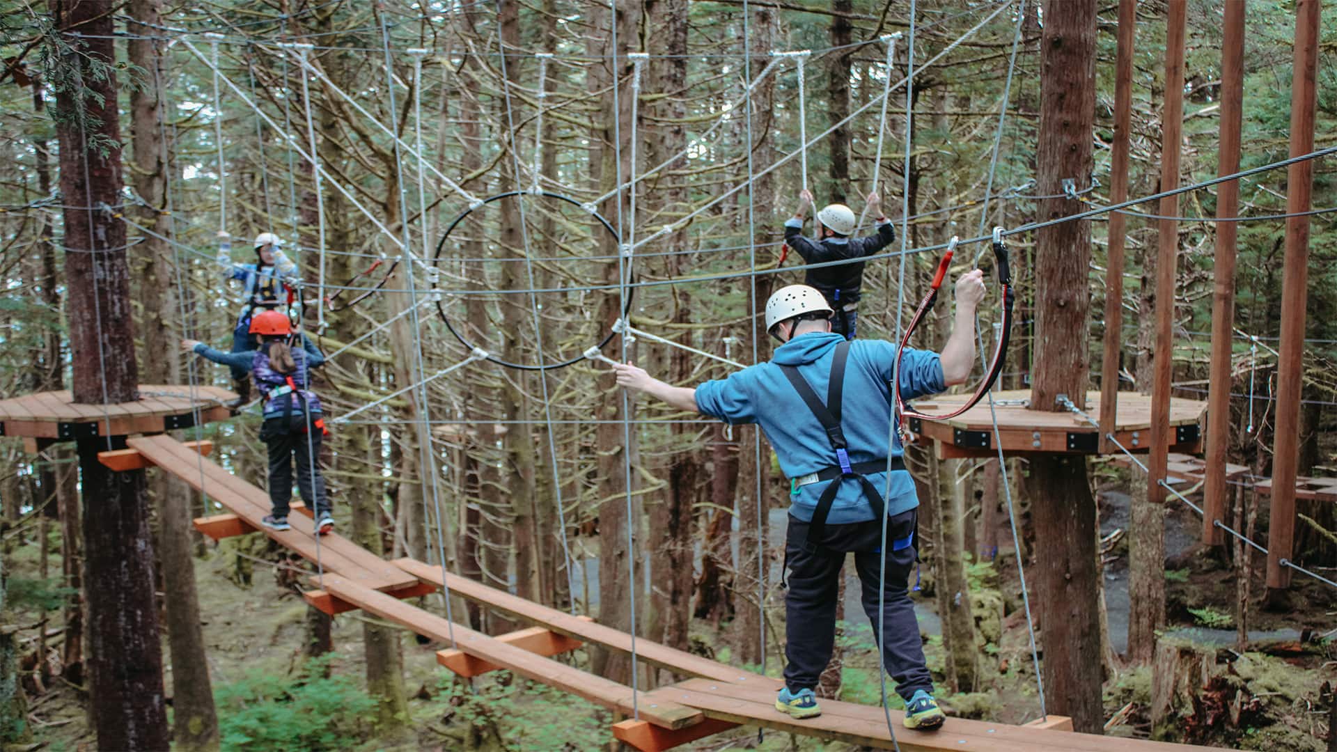 ​​​​​​​Aventura aérea con cuerdas por las copas de los árboles Sheet'ka